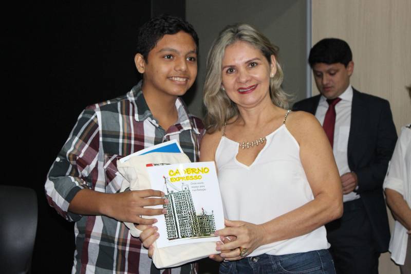 O Núcleo de Articulação e Cidadania (NAC) do Governo do Pará, por meio do Plano Existir e em parceria com a Fundação Cultural do Pará (FCP) e a Imprensa Oficial do Estado; lançou na manhã dessa quarta-feira (19), o Caderno Expresso (foto). O evento foi realizado em um dos auditórios da Biblioteca Pública Arthur Viana, em Belém. O Caderno Expresso é constituído por produções de artistas, iniciantes ou não, de pessoas com deficiência. São poesias, desenhos, pinturas, multimídia, histórias de vida e quadrinhos. A diretora geral do NAC, Daniele Khayat, deu início a cerimônia, que também contou com representantes dos órgãos que fazem parte do Comitê Gestor do Plano Existir. “Nós conseguimos avançar. Saímos dos limites e alcançamos diversas regiões do estado. É importante que a sociedade civil organizada dê prosseguimento a esse trabalho, peça, fale e tenha voz. As feiras, os projetos, o apoio ao esporte, e tudo que o Plano Existir realizou deve ser levado em frente, o trabalho em prol da pessoa com deficiência não pode parar”, concluiu a diretora.

FOTO: RUAN MOARES / ASCOM NAC
DATA: 19.12.2018
BELÉM - PARÁ <div class='credito_fotos'>Foto: RUAN MORAES / ASCOM NAC   |   <a href='/midias/2018/originais/cb00a15e-9c15-47df-9235-ab5726143518.jpg' download><i class='fa-solid fa-download'></i> Download</a></div>