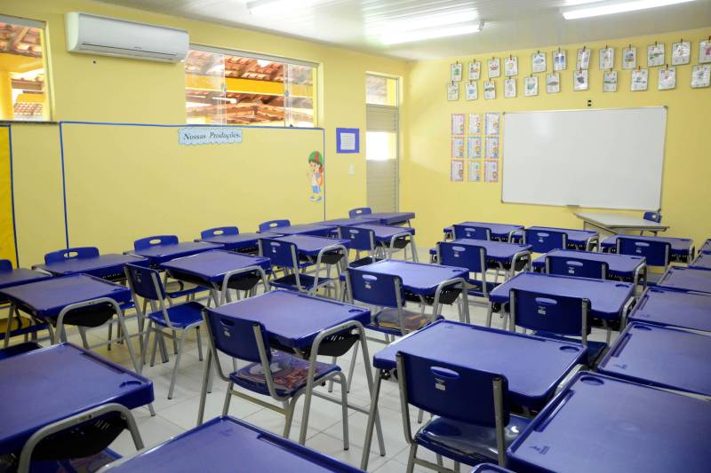 A Secretaria de Estado de Educação (Seduc) está comprando 49.126 carteiras (foto) para suprir necessidades de escolas na Região Metropolitana de Belém e municípios do interior. As aquisições estão sendo feitas de acordo com a disponibilidade de recursos, obedecendo às regras legais de compra de materiais pelo governo e às entregas pelos fornecedores. O primeiro lote, com 18.731 carteiras, foi adquirido de um fabricante do Rio de Janeiro, que venceu a licitação. Desse total, a metade já chegou a Belém e começou a ser entregue. O lote custou R$ 6 milhões – recursos oriundos do empréstimo que o Estado recebeu do Banco Interamericano de Desenvolvimento (BID). Originalmente, esse lote é para equipar as escolas cujas obras de reforma e ampliação estão sendo concluídas. Desde março, a Secretaria Adjunta de Logística da Seduc já entregou 15.450 carteiras a 40 escolas – 19 na Região Metropolitana e 21 no interior.
FOTO: ASCOM / SEDUC
DATA: 08.05.2018
BELÉM - PARÁ <div class='credito_fotos'>Foto: ASCOM SEDUC | <a href='/midias/2018/originais/cb00d21e-5070-4df6-bc13-361f2f6b5258.jpg' download><i class='fa-solid fa-download'></i> Download</a></div>