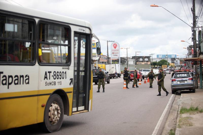 Militares do 1º Batalhão de Policiamento Militar (BPM) realizaram na manhã desta terça-feira, 15, a operação Ônibus Seguro, no bairro do Barreiro, em Belém. Quinze policiais em quatro viaturas, subordinados ao Comando de Policiamento da Capital, participaram da operação fazendo a abordagem e revista nos ônibus que circulam no perímetro, assim como a orientação aos usuários. Durante as duas horas da operação realizada nesta terça-feira, 15, pela manhã, na Pedro Álvares Cabral com Passagem Mirandinha (foto), nenhuma ocorrência foi registrada.

FOTO: THIAGO GOMES / AG. PARÁ
DATA: 15.05.2018
BELÉM - PARÁ <div class='credito_fotos'>Foto: Thiago Gomes /Ag. Pará   |   <a href='/midias/2018/originais/cb060042-a5f9-4a2a-87d4-001c53c62b13.jpg' download><i class='fa-solid fa-download'></i> Download</a></div>
