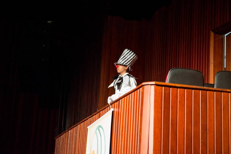 João*, de 17 anos, é natural de Bragança, nordeste do Pará. Há sete meses cumpre medida socioeducativa em uma unidade de internação do Estado após cometer um ato infracional no município onde reside. Mas na manhã desta terça-feira (5), em Belém, pôde vivenciar uma experiência inédita: participou de um espetáculo de teatro (foto) diante de dezenas de pessoas que se reuniram no Teatro Margarida Schivasappa, ao lado de outros 30 adolescentes e jovens privados de liberdade. Uma iniciativa pioneira no país que busca promover a ressocialização por meio da arte, fruto das atividades e oficinas pedagógicas realizadas dentro de espaços gerenciados pela Fundação de Atendimento Socioeducativo do Pará (Fasepa). “Eu nunca tinha vindo em um teatro e isso ficará marcado em mim”, disse o socioeducando. Tímido, ele revelou a vontade de deixar para trás os erros cometidos e seguir um futuro completamente novo, com os primeiros passos sendo dados hoje. “Isso despertou algo dentro de mim, pensar na minha vida e em sair do mundo das drogas. Quem sabe me tornar um ator?” divagou.

FOTO: FERNANDO SETTE / ASCOM IOE
DATA: 05.06.2018
BELÉM - PARÁ <div class='credito_fotos'>Foto: FERNANDO SETTE CÂMARA / ASCOM IOE   |   <a href='/midias/2018/originais/cb144981-4d63-4d1f-8138-10c9a7318ef2.jpg' download><i class='fa-solid fa-download'></i> Download</a></div>