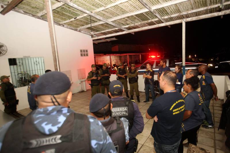 Os órgãos de segurança do Estado realizaram a operação Hypnos, na noite desta sexta-feira (11) na orla e comunidades de Icoaraci. Policiais militares, civis, Guarda Municípal e agentes do Juizado da Infância e da Adolescência fiscalizaram estabelecimentos comerciais e casas noturnas para garantir a paz e a tranquilidade no distrito.
FOTO: MARCELO LELIS / AG. PARÁ
DATA: 11.05.2018
BELÉM - PARÁ
<div class='credito_fotos'>Foto: Marcelo Lelis / Ag. Pará | <a href='/midias/2018/originais/cb180665-f3d0-4d46-bceb-c0936cb8a6ba.jpg' download><i class='fa-solid fa-download'></i> Download</a></div>