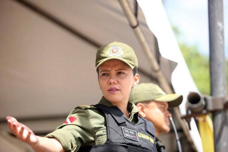 O segundo final de semana das férias escolares foi marcado pela tranquilidade no distrito de Mosqueiro. Uma das 86 localidades do Estado que recebe atenção especial durante a Operação Verão 2018. As ações começaram na sexta-feira (29) e vão até o dia 31 de julho, com a participação de mais de 8 mil agentes de segurança pública. Uma das novidades deste ano é o funcionamento dos Centros de Comando Integrado, com a participação de órgãos estaduais e municipais, sob a coordenação da Secretaria de Estado de Segurança Pública e Defesa Social ( Segup). O espaço é identificado com placas em quatro idiomas para auxiliar as pessoas em casos de furtos ou acidentes. Na foto, a comandante do policiamento na capital, Érika Pereira.
FOTO: MARCELO LELIS / AG. PARÁ
DATA: 08.07.2018
MOSQUEIRO - PARÁ <div class='credito_fotos'>Foto: Marcelo Lelis / Ag. Pará | <a href='/midias/2018/originais/cb184f1d-1b85-416e-96a3-f96b5cdd480b.jpg' download><i class='fa-solid fa-download'></i> Download</a></div>