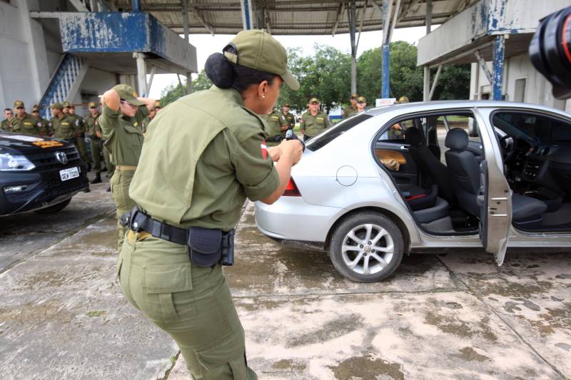 “A sociedade está prestes a receber novos policiais, profissionais prontos e treinados para defender o cidadão. Mesmo ainda não tendo encerrado o curso, já me sinto um PM. A instituição pode ter certeza que estarei sempre de pronto-emprego para atender no que ela precisar de mim”. A fala do aluno do Centro de Formação, dita nesta segunda-feira (7) durante uma aula do Curso de Formação e Aperfeiçoamento de Praças (CFAP) da Polícia Militar do Pará, demonstra o sentimento dos cerca de 2 mil homens e mulheres que estão próximos de encerrar o curso e iniciar seus trabalhos nas ruas. Em Belém, na sede do CFAP, estão em fase de conclusão da formação, cerca de 500 alunos (foto), entre homens e mulheres. Já no interior do Estado, outros 1. 500 passam pelo curso que também acontece nos municípios Conceição do Araguaia, Itaituba, Santarém, Marabá, Parauapebas, Castanhal, Santa Izabel do Pará, Tucuruí, Paragominas, Capanema, Bragança, Altamira, Barcarena, Soure e Breves. A previsão é que no início de agosto deste ano, todos já estejam efetivamente nas ruas. Aprovados no último concurso público da instituição, os futuros policiais estão desde outubro de 2017 participando de um novo modelo formação. De acordo com o major Arthur Silva, sub-comandante do CFAP, a mudança na grade do curso quase dobrou o número de horas aula.
FOTO: RODOLFO OLIVEIRA / AG. PARÁ
DATA: 08.05.2018
BELÉM - PARÁ <div class='credito_fotos'>Foto: Rodolfo Oliveira/Ag. Pará | <a href='/midias/2018/originais/cb1d12fa-c738-412a-bc41-be5171c5a9cb.jpg' download><i class='fa-solid fa-download'></i> Download</a></div>