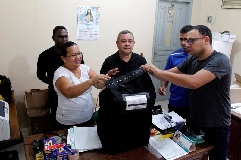 Um total de 9011 candidatos fizeram as provas para concorrer a 500 vagas para agente prisional da Superintendência do Sistema Penitenciário do Estado (Susipe), neste domingo, 18. No total, 11.835 candidatos estavam inscritos para o concurso, que é o primeiro da instituição para o cargo.
As provas foram realizadas em Belém, Altamira, Marabá, Castanhal (foto), Itaituba e Santarém.
FOTO: AKIRA ONUMA / ASCOM SUSIPE
DATA: 18.03.2018
CASTANHAL - PARÁ <div class='credito_fotos'>Foto: Akira Onuma / Ascom Susipe | <a href='/midias/2018/originais/cb243e56-661e-4bb1-8e5e-54fc6f0662ca.jpg' download><i class='fa-solid fa-download'></i> Download</a></div>