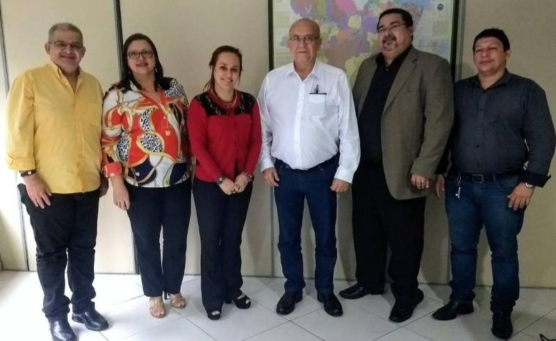 Na tarde desta quinta-feira (15), o Secretário Nacional de Promoção do Desenvolvimento Humano, Halim Girade, visitou a Secretaria de Estado de Assistência Social, Trabalho, Emprego e Renda (Seaster) para conhecer o trabalho que o Estado do Pará vem realizando com o programa “Criança Feliz” no Sistema Único de Assistência Social (Suas).
FOTO: ASCOM SEASTER
DATA: 15.03.2018
BELÉM - PARÁ <div class='credito_fotos'>Foto: Ascom Seaster | <a href='/midias/2018/originais/cb288f21-d772-4308-94b9-72d2f692988a.jpg' download><i class='fa-solid fa-download'></i> Download</a></div>