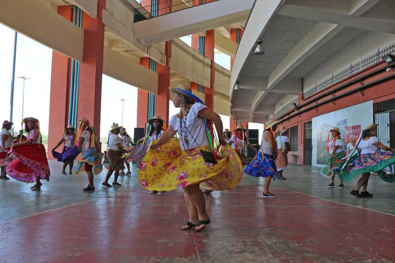Cerca de 400 idosos, trajando as vestes típicas da época junina, participaram do 19º “Arraiá” (foto), que integra o Projeto Vida Ativa na Terceira Idade, nesta terça-feira (26), no Estádio Olímpico do Pará, o Mangueirão, em Belém. O momento mais esperado da festa foi o concurso de Miss Caipira 2018. Conceição Albuquerque, com o traje “Miss Copa do Mundo”, foi a vencedora desta edição. A festa junina contou com apresentação de quadrilhas de entidades de assistência à pessoa idosa e muitas brincadeiras da quadra junina, além da cantora Suanny Batidão. Com a roupa nas cores verde e amarela, Conceição Albuquerque, candidata do núcleo do projeto que funciona na Tuna Luso Brasileira, apostou na junção do tema junino com a mais importante competição de futebol – a Copa do Mundo, na Rússia. A ganhadora participou ao lado de cinco candidatas e conquistou os jurados, que avaliaram coreografia, simpatia e traje. Emocionada, a vencedora recebeu a faixa das mãos de Marlene da Silva, a miss de 2017.
FOTO: ADRIANA PINTO / ASCOM SEEL
DATA: 26.06.2018
BELÉM - PARÁ <div class='credito_fotos'>Foto: ADRIANA PINTO / ASCOM SEEL | <a href='/midias/2018/originais/cb3123b2-ea81-42dd-845e-07be38a1dad7.jpg' download><i class='fa-solid fa-download'></i> Download</a></div>