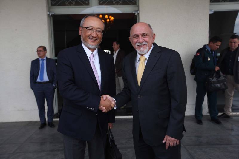 Governo do Estado, Agência de Cooperação Internacional do Japão (Jica) e Embaixada do Japão no Brasil assinaram no final da tarde desta sexta-feira a Ordem de Serviço que marca que marca o início das obras na Rodovia BR-316. As obras iniciam já na próxima segunda-feira.Com projeto arrojado, que trará grande reforma estrutural para a entrada da capital paraense, desde a rede de drenagem, até os chamados retoques finos, como paisagismo e moderna rede de iluminação pública em LED, abrange os municípios de Belém, Ananindeua e Marituba, em 10,8 km de extensão. As obras de reconstrução e requalificação incluem pistas com três faixas de rolagem nos dois sentidos, com pavimento flexível, uma faixa (em cada sentido) exclusiva para o BRT Metropolitano, duas ciclovias bidirecionais, gramado próximo à ciclovia para arborização, dois passeios para circulação de pedestres com 2,5m de largura, faixa de piso tátil e rampas de acessibilidade, de acordo com a legislação vigente, além de mobiliário urbano (bancos, lixeiras e abrigos em paradas de ônibus convencionais). Na foto, o governador do Estado, Simção Jatene (d) e representante da Agência de Cooperação Internacional do Japão (Jica) no Brasil, Sr. Akio Saito (e).

FOTO: SIDNEY OLIVEIRA / AG. PARÁ
DATA: 07.12.2018
BELÉM - PARÁ <div class='credito_fotos'>Foto: Sidney Oliveira/Ag. Pará   |   <a href='/midias/2018/originais/cb3459c6-cfcd-4e49-8edb-3f8604ca80fc.jpg' download><i class='fa-solid fa-download'></i> Download</a></div>