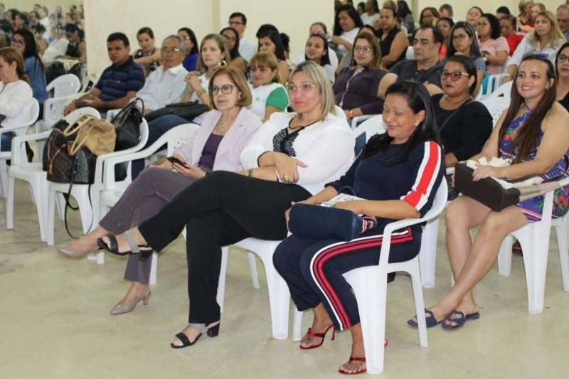 Na manhã desta quarta-feira (13) cerca de 200 pessoas participaram da abertura de mais uma edição do Projeto Família e Cidadania, no auditório da Secretaria Municipal de Educação de Ananindeua (Semed), no Bairro da Guanabara, em Ananindeua (Região Metropolitana de Belém). O evento – que prossegue até sexta-feira (15) - foi aberto por representantes dos órgãos parceiros do projeto, entre eles Daniele Khayat (foto), diretora-geral do Núcleo de Articulação e Cidadania (NAC), do governo do Estado. Ao destacar como o projeto melhora a vida das pessoas, Daniele Khayat disse que “hoje a sociedade realmente vem enfrentando muitas dificuldades, e eu digo isso diante do que estamos presenciando nas escolas, na área de saúde e em várias outras áreas. Com esse projeto temos um grande desafio, que é a educação familiar, pois a base da sociedade é a família, é o núcleo, e o projeto vem dando esse empoderamento às famílias”.

FOTO: ASCOM / NAC
DATA: 13.06.2018
BELÉM - PARÁ <div class='credito_fotos'>Foto: Ascom NAC   |   <a href='/midias/2018/originais/cb34acac-0754-415e-befd-f461be3acb6c.jpg' download><i class='fa-solid fa-download'></i> Download</a></div>