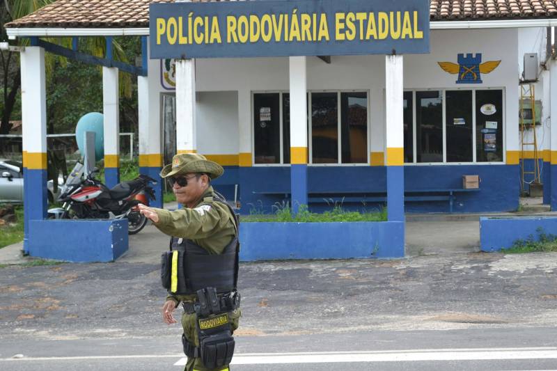 O Departamento de Trânsito do Pará (Detran) e instituições que compõem a Secretaria de Segurança Pública e Defesa Social (Segup) intensificaram as ações de educação e fiscalização durante a Operação Carnaval 2018, no município de Salinópolis. Blitz educativa, barreiras e ações ostensivas em diversos turnos fazem parte da operação que começou na última quarta-feira (7). Em parceria com a Polícia Rodoviária Estadual (PRE), as ações educativas se concentram na barreira localizada na PA-124, acesso ao município. Dez agentes de educação realizam abordagens preventivas e orientam os condutores com relação a práticas seguras no trânsito. “Estamos atentos para identificar qualquer irregularidade que venha comprometer a segurança das pessoas que se deslocam pela rodovia”, afirmou o sargento Josenias Costa.
FOTO: ASCOM / DETRAN
DATA: 10.02.2018
SALINÓPOLIS - PARÁ <div class='credito_fotos'>Foto: ASCOM / DETRAN | <a href='/midias/2018/originais/cb38d1eb-ef47-4080-9943-a4fa37aeeae5.jpg' download><i class='fa-solid fa-download'></i> Download</a></div>