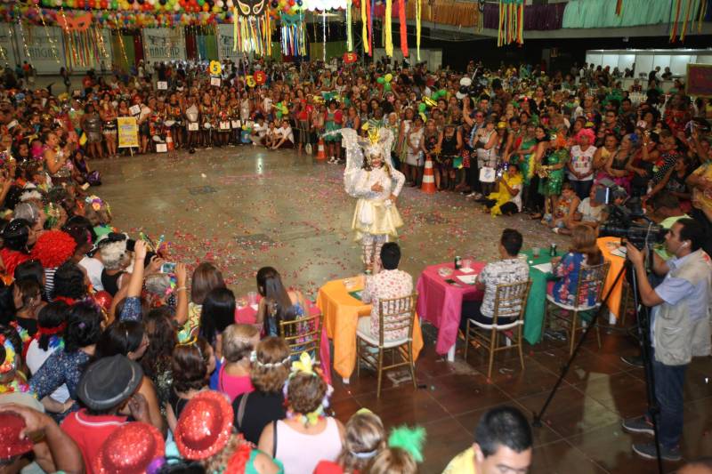 Mais de quatro mil idosos caíram na folia na tarde desta quarta-feira (7), durante o 18° Baile Carnavalesco da Melhor Idade, do projeto Vida Ativa, executado pela Secretaria de estado de Esporte e Lazer (Seel). Uma das grandes atrações foi o concurso que escolheu a “Rainha das Rainhas” da terceira idade, título que este ano ficou com a candidata Lindaura Cardoso, de 63 anos.
FOTO: CARLOS SODRÉ / AG. PARÁ
DATA: 07.02.2018
BELÉM - PARÁ <div class='credito_fotos'>Foto: CARLOS SODRÉ / AG. PARÁ | <a href='/midias/2018/originais/cb41b9a9-36af-43e4-83d4-e6e265278f6c.jpg' download><i class='fa-solid fa-download'></i> Download</a></div>