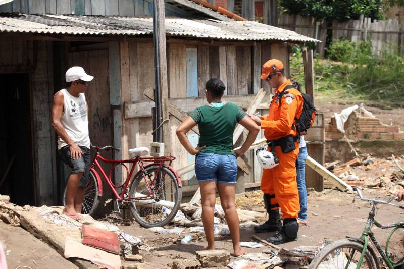 Passados dois dias da enxurrada que destruiu casas e obrigou pessoas a saírem de seus locais de moradia em Paragominas, Governo do Estado e Prefeitura continuam os trabalhos para atender as famílias afetadas, reconstruir o que ficou destruído e restabelecer a situação de normalidade no município. Desde a manhã da última quinta-feira (12), equipes da Defesa Civil intensificam as ações nos bairros atingidos. Na foto, o capitão Rangel Valois.
FOTO: SIDNEY OLIVEIRA / AG. PARÁ
DATA: 14.04.2018
PARAGOMINAS - PARÁ <div class='credito_fotos'>Foto: Sidney Oliveira/Ag. Pará | <a href='/midias/2018/originais/cb4ddc4f-52a5-4f5e-a14d-67ae0baefab7.jpg' download><i class='fa-solid fa-download'></i> Download</a></div>