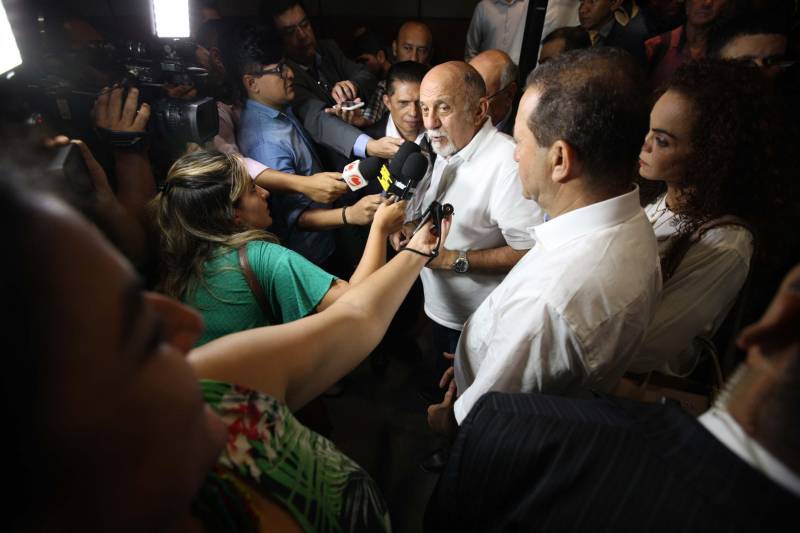 Com a entrega de mais 359 veículos, somente esta semana, o Governo do Pará reforçou a atuação da área de segurança pública em todo o Estado. Todos os veículos auxiliarão no combate a criminalidade e a manutenção da segurança em todo o território paraense. Boa parte desses veículos foi destinada diretamente para as guardas municipais, numa ação integrada com as Prefeituras, por meio da Secretaria de Segurança Pública e Defesa Social (Segup) com articulação da Secretaria de Municípios Sustentáveis, que define em conjunto com os municípios, a agenda de prioridades. A última etapa da entrega ocorreu nesta quinta-feira (5), no Hangar – Centro de Convenções da Amazônia. Na foto, o governador Simão Jatene (blazer azul) participou da entrega dos equipamentos.
FOTO: ANTÔNIO SILVA / AG. PARÁ
DATA: 05.07.2018
BELÉM - PARÁ <div class='credito_fotos'>Foto: Antônio Silva/Ag. Pará | <a href='/midias/2018/originais/cb605651-0501-4e3d-ac4f-feb9be46f7af.jpg' download><i class='fa-solid fa-download'></i> Download</a></div>