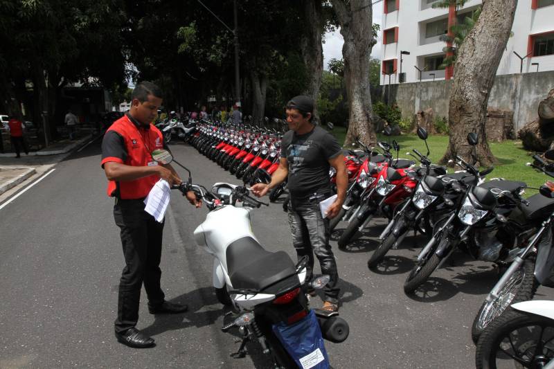 O Governo do Estado entregou, nesta segunda-feira, 12, no Palácio do Governo, 75 motocicletas a mototaxistas de Belém, Castanhal, Ananindeua e Igarapé-Açu. As motos foram adquiridas pelos mototaxistas por meio do Credcidadão, programa que incentiva a geração de trabalho e renda entre os microempreendedores com necessidades financeiras. O governador Simão Jatene fez a entrega das chaves das motos, acompanhado do prefeito de Belém, Zenaldo Coutinho; do presidente da Assembleia Legislativa do Estado do Pará (Alepa), Márcio Miranda; dos deputados Eliel Faustino e Coronel Neil; do secretário de Desenvolvimento Econômico, Indústria, Comércio e Mineração, Hildegardo Nunes; do diretor-geral do Credcidadão, Jorge Rezende e de representantes de sindicatos e associações de mototaxistas, entre eles o presidente do Sindicato dos Mototaxistas do Pará, José Ribamar Soares, o Alemão.
FOTO: CRISTINO MARTINS / AG. PARÁ
DATA: 12.11.2018
BELÉM - PARÁ <div class='credito_fotos'>Foto: Cristino Martins/Ag. Pará | <a href='/midias/2018/originais/cb615b3f-880f-4f58-a83e-0126d79fb19e.jpg' download><i class='fa-solid fa-download'></i> Download</a></div>