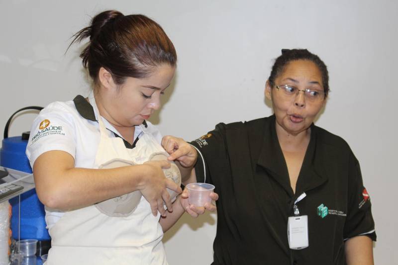 Para alcançar a certificação de Iniciativa Hospital Amigo da Criança (IHAC), os hospitais precisam cumprir dez passos que envolvem as boas práticas durante o acolhimento do paciente estabelecidos pelo Unicef e Organização Mundial da Saúde. Um dos requisitos para buscar a certificação é a qualificação de 100% do quadro de colaboradores da Unidade de Saúde. Com isso, o Hospital Materno-Infantil de Barcarena Dra. Anna Turan (HMIB), gerido pela Pró-Saúde Associação Beneficente de Assistência Social e Hospitalar, promove desde o último dia 17 o curso da Iniciativa Hospital Amigo da Criança. A qualificação termina nesta quarta-feira, 26.

FOTO: ASCOM / HMIB
DATA: 26.12.2018
BARCARENA - PARÁ <div class='credito_fotos'>Foto: ASCOM   |   <a href='/midias/2018/originais/cb66cff5-dd24-47c0-a175-a441bd81d11c.jpg' download><i class='fa-solid fa-download'></i> Download</a></div>