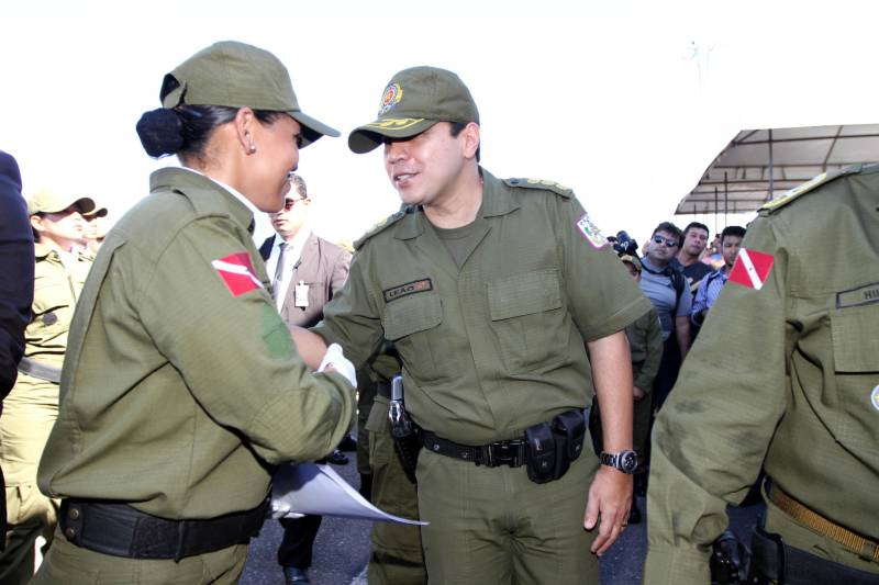 A cerimônia de formatura dos novos praças da Polícia Militar ocorreu na manhã desta segunda-feira (9), simultaneamente, em Belém e outros seis municípios paraenses: Santa Izabel, Castanhal, Barcarena, Capanema, Bragança e Tucuruí. Em Parauapebas, Marabá, Breves, Soure e Conceição do Araguaia, a formatura será celebrada na quinta-feira, dia 12. Na sexta-feira, dia 13, é a vez de Santarém, Altamira, Paragominas e Itaituba. O governador Simão Jatene presidiu a cerimônia de formatura no Portal da Amazônia, bairro da Cidade Velha, em Belém. Milhares de familiares dos formandos lotaram o espaço para entregar aos novos policiais militares seus diplomas de conclusão de curso.
FOTO: CRISTINO MARTINS / AG. PARÁ
DATA: 09.07.2018
BELÉM - PARÁ <div class='credito_fotos'>Foto: Cristino Martins/Ag. Pará | <a href='/midias/2018/originais/cb67654c-9c5d-4f8d-a24a-a06f28680a82.jpg' download><i class='fa-solid fa-download'></i> Download</a></div>