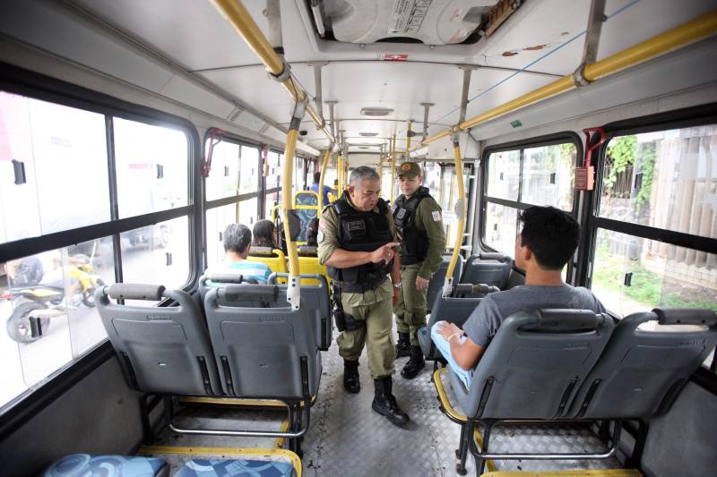 Militares do 1º Batalhão de Policiamento Militar (BPM) realizaram na manhã desta terça-feira, 15, a operação Ônibus Seguro, no bairro do Barreiro, em Belém. Quinze policiais em quatro viaturas, subordinados ao Comando de Policiamento da Capital, participaram da operação fazendo a abordagem e revista nos ônibus que circulam no perímetro, assim como a orientação aos usuários. Durante as duas horas da operação realizada nesta terça-feira, 15, pela manhã, na Pedro Álvares Cabral com Passagem Mirandinha (foto), nenhuma ocorrência foi registrada.

FOTO: THIAGO GOMES / AG. PARÁ
DATA: 15.05.2018
BELÉM - PARÁ <div class='credito_fotos'>Foto: Thiago Gomes /Ag. Pará   |   <a href='/midias/2018/originais/cb67efe1-f189-4829-8415-21cce8bbdeb1.jpg' download><i class='fa-solid fa-download'></i> Download</a></div>