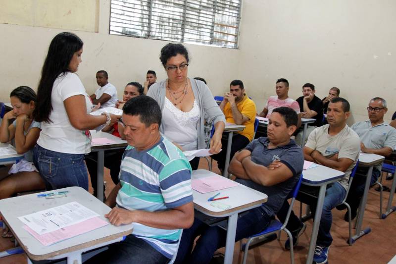 Um total de 9011 candidatos fizeram as provas para concorrer a 500 vagas para agente prisional da Superintendência do Sistema Penitenciário do Estado (Susipe), neste domingo, 18. No total, 11.835 candidatos estavam inscritos para o concurso, que é o primeiro da instituição para o cargo.
As provas foram realizadas em Belém, Altamira, Marabá, Castanhal (foto), Itaituba e Santarém.
FOTO: AKIRA ONUMA / ASCOM SUSIPE
DATA: 18.03.2018
CASTANHAL - PARÁ <div class='credito_fotos'>Foto: Akira Onuma / Ascom Susipe | <a href='/midias/2018/originais/cb6e881c-1085-4d51-be7a-4f1dc0d58bea.jpg' download><i class='fa-solid fa-download'></i> Download</a></div>