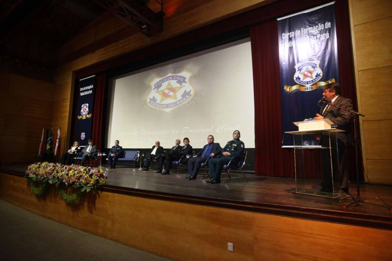 O Pará vai voltar a ter um delegado de polícia para cada município. A posse de 149 novos delegados da Polícia Civil, que aconteceu nesta segunda-feira (26) no Teatro Maria Sylvia Nunes, na Estação das Docas, vai garantir, com sobras, a cobertura completa dos 144 municípios do estado. Aprovados em concurso público, os novos delegados concluíram o curso de Formação da Polícia Civil do Pará no dia 15 deste mês. O curso foi o primeiro do Brasil a incluir sete disciplinas inéditas: Oratória, Atuação Policial frente aos Grupos Vulneráveis, Relacionamento com a Imprensa e Mídias Sociais, Abordagem Psicopatológica do Crime e da Violência, Investigação Financeira no Enfrentamento ao Crime de Lavagem de dinheiro, Noções Básicas de Enfrentamento às Fraudes Veiculares e Linguagem Brasileira de Sinais. O concurso aprovou ainda 300 investigadores, 180 escrivães e 20 papiloscopistas. Os novos policiais civis passaram por quatro meses de formação técnica e profissional na Acadepol. Com a nomeação, o próximo passo será a lotação dos novos servidores públicos nas unidades de Polícia Civil do estado, quando eles saberão em qual região do Pará trabalharão inicialmente.
FOTO: SYDNEY OLIVEIRA / AG. PARÁ
DATA: 26.02.2018
BELÉM - PARÁ <div class='credito_fotos'>Foto: Sidney Oliveira/Ag. Pará | <a href='/midias/2018/originais/cb70e177-80bb-4a43-89cb-948536bd423f.jpg' download><i class='fa-solid fa-download'></i> Download</a></div>