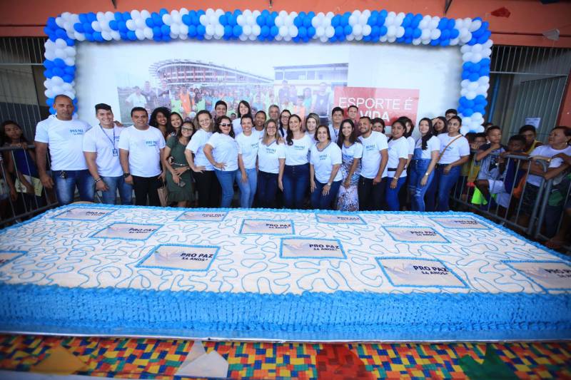 Nesta sexta-feira, uma programação (foto) alegre e diferenciada marcou as comemorações pelos 14 anos do Pro Paz no Pará, iniciativa que surgiu em 2004 como um programa do Governo do Estado, convertida mais tarde em política pública por força de decreto, até se consolidar, em 2015, na Fundação Pro Paz, que tem a missão de racionalizar e ordenar recursos e ações para transformar a vida de milhares de paraenses em situação de vulnerabilidade social. A existência do Pro Paz fez do Pará vanguarda na Federação, por ser o único estado que possui, há mais de dez anos, um protocolo padrão para atendimento a crianças e adolescentes vítimas de violência que é modelo para o Brasil, referendado pela ONG Childhood Brasil e reconhecido pela ONU. O modelo referência do trabalho do Pro Paz foi que levou o Pará a ganhar da Organização das Nações Unidas (ONU), em 2015, o reconhecimento por manter uma das onze melhores práticas das Américas para a integração de sistemas de segurança pública com políticas sociais.
FOTO: MÁCIO FERREIRA / AG. PARÁ
DATA: 29.06.2018
BELÉM - PARÁ <div class='credito_fotos'>Foto: MÁCIO FERREIRA/ AG. PARÁ | <a href='/midias/2018/originais/cb75d1f1-ce0d-479e-9a7a-dc88b09c1f81.jpg' download><i class='fa-solid fa-download'></i> Download</a></div>