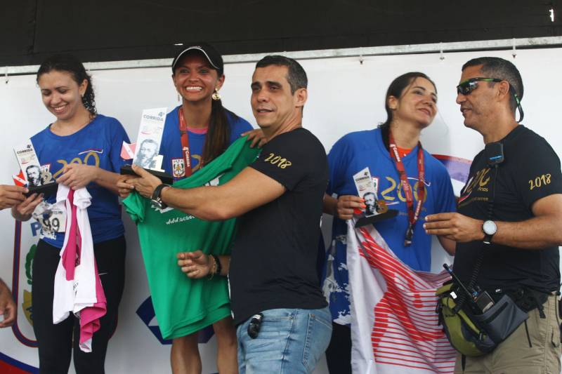 O recém-inaugurado Parque Estadual do Utinga foi o local escolhido para a 4ª edição da Corrida Tiradentes, promovida pela Polícia Militar na manhã deste domingo, 22. No ano em que celebra 200 anos de criação, a PM contou com mais de 750 competidores na prova que iniciou às 6 horas da manhã com um percurso total de 8 Km. Em apenas 4 anos de existência, a Corrida Tiradentes já ganhou a simpatia de muitos atletas profissionais e amadores. Eduardo Costa, de 26 anos é um deles. O competidor alcançou o 1º lugar geral da corrida com menos de 30 minutos de prova e conta que não esperava um resultado tão positivo. Na foto, o primeiro lugar, categoria feminino, Kassia Ribeiro (boné).
FOTO: CARLOS SODRÉ / AG. PARÁ
DATA: 22.04.2018
BELÉM - PARÁ <div class='credito_fotos'>Foto: Carlos Sodré/Agência Pará | <a href='/midias/2018/originais/cb7ae33b-b85f-42fb-b072-6ac88b21cbd0.jpg' download><i class='fa-solid fa-download'></i> Download</a></div>