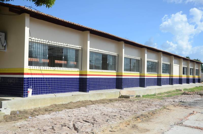 Após obras de reforma e ampliação, a Escola Estadual de Ensino Fundamental e Médio Maria das Mercês de Oliveira Conor (foto), no município de Castanhal, foi entregue à população pela Secretaria de Estado de Educação (Seduc), na última quinta-feira (27). "Estamos entregando a escola completamente reformada e ampliada, desde os laboratórios e cantina, até as salas de aula. Temos a expectativa de que a comunidade abrace a escola, a oportunidade de ter melhoria no local de trabalho e, principalmente, consiga oportunizar qualidade de ensino a todos os estudantes da escola. É um grande avanço e uma grande conquista. Tenho certeza de que todos estão muito felizes com a nova escola”, disse o secretário adjunto de Ensino, José Roberto Silva.

FOTO: RAI PONTES / ASCOM SEDUC
DATA: 27.12.2018
CASTANHAL - PARÁ
 <div class='credito_fotos'>Foto: Rai Pontes/Ascom Seduc   |   <a href='/midias/2018/originais/cb820980-aa04-4ff3-85b2-708517f099de.jpg' download><i class='fa-solid fa-download'></i> Download</a></div>