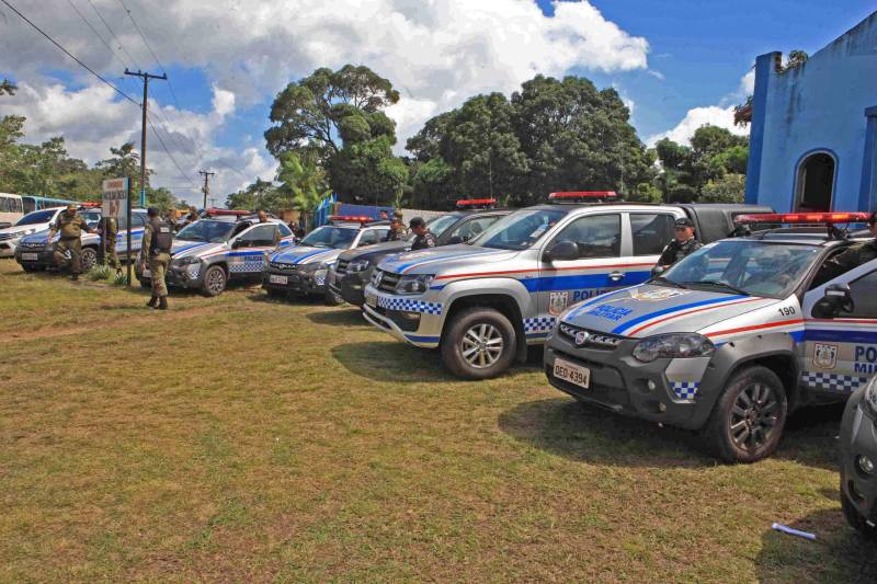 A agenda de fortalecimento das gestões municipais por meio da integração entre governo do Estado e prefeituras teve novo capítulo nesta segunda-feira (4) em Bragança, no nordeste do Pará, com a celebração de convênios que viabilizam obras e serviços nas áreas de infraestrutura e educação. A secretária extraordinária de Municípios Sustentáveis, Izabela Jatene, cumpriu agenda no município, pela manhã, ao lado de deputados federais e estaduais e autoridades locais. Na ocasião, ela entregou 16 novas viaturas para a Polícia Militar, para reforçar o trabalho de segurança pública na região. A cerimônia de assinatura dos convênios ocorreu no salão paroquial da comunidade Imaculada Conceição, às margens da Rodovia PA-112. “O governo do Estado está aqui hoje para cumprir mais uma agenda que tem como objetivo garantir autonomia às gestões municipais por meio da pactuação com o Estado. Vale lembrar que isso só é possível porque o Pará tem contas equilibradas que permitem que os investimentos não parem e porque Bragança está com a situação fiscal em dia. E, claro, porque vocês pagaram seus impostos”, frisou Izabel Jatene.

FOTO: RODOLFO OLIVEIRA / AG. PARÁ
DATA: 04.06.2018
BELÉM - PARÁ <div class='credito_fotos'>Foto: Rodolfo Oliveira/Ag. Pará   |   <a href='/midias/2018/originais/cb87f5ce-5de6-4fee-b134-9946ea92f78d.jpg' download><i class='fa-solid fa-download'></i> Download</a></div>