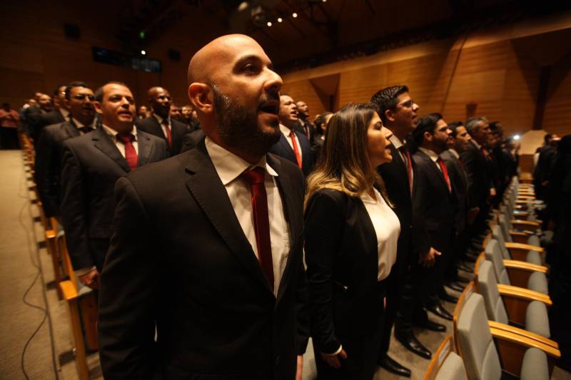 O Pará vai voltar a ter um delegado de polícia para cada município. A posse de 149 novos delegados da Polícia Civil, que aconteceu nesta segunda-feira (26) no Teatro Maria Sylvia Nunes, na Estação das Docas, vai garantir, com sobras, a cobertura completa dos 144 municípios do estado. Aprovados em concurso público, os novos delegados concluíram o curso de Formação da Polícia Civil do Pará no dia 15 deste mês. O curso foi o primeiro do Brasil a incluir sete disciplinas inéditas: Oratória, Atuação Policial frente aos Grupos Vulneráveis, Relacionamento com a Imprensa e Mídias Sociais, Abordagem Psicopatológica do Crime e da Violência, Investigação Financeira no Enfrentamento ao Crime de Lavagem de dinheiro, Noções Básicas de Enfrentamento às Fraudes Veiculares e Linguagem Brasileira de Sinais. O concurso aprovou ainda 300 investigadores, 180 escrivães e 20 papiloscopistas. Os novos policiais civis passaram por quatro meses de formação técnica e profissional na Acadepol. Com a nomeação, o próximo passo será a lotação dos novos servidores públicos nas unidades de Polícia Civil do estado, quando eles saberão em qual região do Pará trabalharão inicialmente.
FOTO: SYDNEY OLIVEIRA / AG. PARÁ
DATA: 26.02.2018
BELÉM - PARÁ <div class='credito_fotos'>Foto: Sidney Oliveira/Ag. Pará | <a href='/midias/2018/originais/cb89212f-4e58-4cca-877a-24af51d14de7.jpg' download><i class='fa-solid fa-download'></i> Download</a></div>
