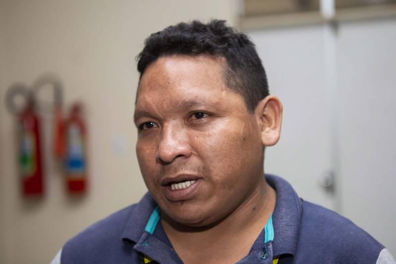 Reunião do Grupo de trabalho (GT) de educação, projeto Kuarika Naruki, para capacitação e acolhimento de povos Warao no Estado. O encontro foi realizado na tarde desta segunda-feira, 11, no auditório da Ueafto, CCBS/UEPA, em Belém.

Na foto,  Freddy Cardona Cardona.

FOTO: NAILANA THIELY / ASCOM UEPA
DATA: 11.06.2018
BELÉM - PARÁ <div class='credito_fotos'>Foto: Nailana Thiely / Ascom Uepa   |   <a href='/midias/2018/originais/cb8cb48d-dd39-4751-ab7b-6b91b9956817.jpg' download><i class='fa-solid fa-download'></i> Download</a></div>