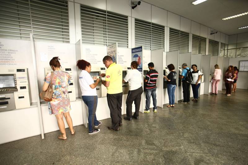 O Governo do Estado inicia o pagamento dos salários de abril dos funcionários públicos estaduais, da administração direta e indireta. Na foto, atendimento na agência do Banpará da avenida Presidente Vargas
FOTO: CLÁUDIO SANTOS / ARQUIVO AG. PARÁ
DATA: 20.04.2018
BELÉM - PARÁ <div class='credito_fotos'>Foto: Cláudio Santos/ Ag. Pará | <a href='/midias/2018/originais/cb97264f-96a0-402f-8ef5-8ef5511511c4.jpg' download><i class='fa-solid fa-download'></i> Download</a></div>