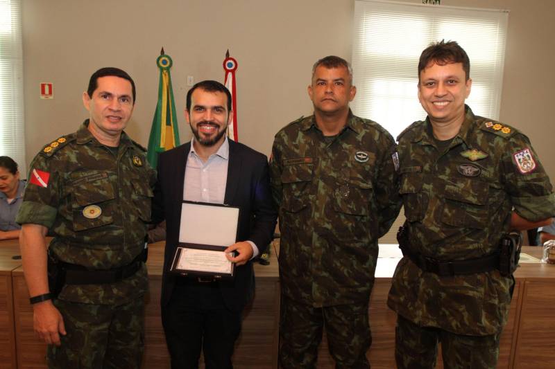 Trinta e seis policiais militares atuarão a partir do primeiro semestre de 2019, na prevenção primária ambiental dirigida a alunos do 5º e 6º anos do ensino fundamental. Os novos educadores ambientais foram certificados (foto) na manhã desta quarta-feira (5), no auditório da Casa Militar da Governadoria, em Belém. Eles participaram do primeiro Curso de Formação de Educadores Ambientais da Amazônia (CFEAM).

FOTO: CRISTINO MARTINS / AG. PARÁ
DATA: 05.12.2018
BELÉM - PARÁ <div class='credito_fotos'>Foto: Cristino Martins/Ag. Pará   |   <a href='/midias/2018/originais/cba3be71-aeee-4a08-b86c-c39b03700824.jpg' download><i class='fa-solid fa-download'></i> Download</a></div>