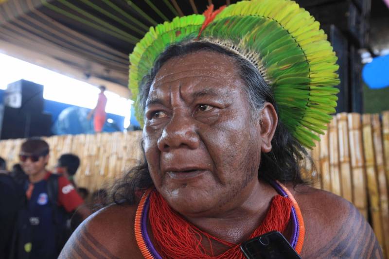 Uma caminhada pelas principais ruas de São Félix do Xingu foi o ponto alto da programação da Semana dos Povos Indígenas nesta quarta-feira (18). Os índios se concentraram em frente à Secretaria Municipal de Cultura, entoando cantos de guerra e dançando na luta por direitos. Uma das principais reivindicações é a retomada de territórios e a gestão ambiental dessas áreas. Durante a passeata, caciques se revezavam proferindo palavras de ordem, enquanto todos seguiam em cadência rumo à Praça do Triângulo, onde ocorre grande parte das atividades. A passeata foi também um protesto contra a exoneração de Franklimberg Ribeiro de Freitas da presidência da Fundação Nacional do Índio (Funai). Ele teria sido demitido pelo presidente Michel Temer a pedido de deputados da bancada ruralista, em Brasília. Na foto, o cacique líder Akjabôrô Kayapó.
FOTO: RODOLFO OLIVEIRA / AG. PARÁ
DATA: 18.04.2018
SÃO FÉLIX DO XINGU - PARÁ <div class='credito_fotos'>Foto: Rodolfo Oliveira/Ag. Pará | <a href='/midias/2018/originais/cba862cb-de55-4b27-91ce-bff966387700.jpg' download><i class='fa-solid fa-download'></i> Download</a></div>