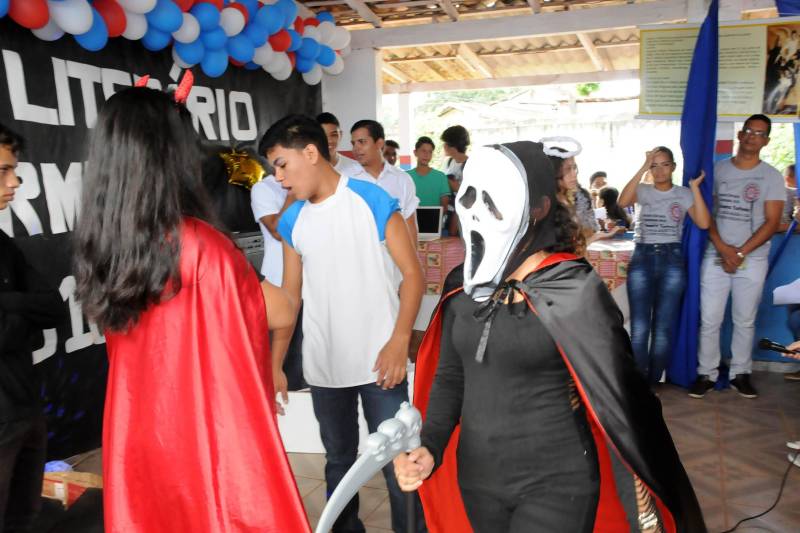 Alunos da Escola Estadual de Ensino Fundamental e Médio Nossa Senhora do Carmo, no bairro do Tapanã, em Belém, montaram um coletivo cultural para levar arte para dentro da escola, trazendo um novo olhar para a literatura fora dos livros.
FOTO: FERNANDO NOBRE / ASCOM SEDUC
DATA: 17.05.2018
BELÉM - PARÁ <div class='credito_fotos'>Foto: FERNANDO NOBRE/ASCOM SEDUC | <a href='/midias/2018/originais/cbb62769-ef8c-4078-9c95-17464e5c1742.jpg' download><i class='fa-solid fa-download'></i> Download</a></div>