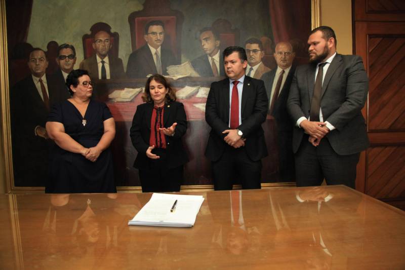 Foi assinado, na tarde desta terça-feira, 3, o Termo de Cooperação Técnica entre as Secretarias de Estado de Justiça e Direitos Humanos (Sejudh) e de Educação (Seduc), Tribunal Regional do Trabalho da 8ª Região e Associação dos Magistrados da Justiça do Trabalho da 8ª Região (Amatra), visando o desenvolvimento de projetos educacionais sobre a erradicação do trabalho escravo e enfrentamento ao tráfico de pessoas. Na foto (E/D), a coordenadora de Ações Educacionais Complementares da Seduc, Rosemary Almeida, a presidente do TRT da 8ª Região, desembargadora Suzy Elizabeth Cavalcante, o presidente da Amatra, Pedro Tupinambá e o secretário de Estado de Justiça e Direitos Humanos do Pará, Michell Mendes Durans. 

FOTO: WAGNER ALMEIDA / ASCOM SEJUDH
DATA: 03.04.2018
BELÉM - PARÁ <div class='credito_fotos'>Foto: Wagner Almeida/ Ascom Sejudh   |   <a href='/midias/2018/originais/cbc2c655-a5b9-46c8-b627-efe2cf01b84f.jpg' download><i class='fa-solid fa-download'></i> Download</a></div>