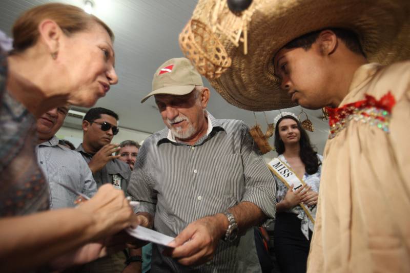 O município de Itaituba, localizado a cerca de 1,3 mil quilômetros de Belém, no sudoeste do Pará, recebeu agenda do Governo do Estado nesta terça-feira (3). O governador Simão Jatene (foto) visita uma série de obras no município, entre elas a da escola com 12 salas de aula que está sendo construída no distrito de Miritituba e do Hospital Regional Público do Tapajós. A comitiva governamental fará inspeção ainda nas obras do novo sistema de abastecimento e tratamento de água da Companhia de Saneamento do Pará (Cosanpa).
FOTO: MARCELO LELIS / AG. PARÁ
DATA: 03.07.2018
ITAITUBA - PARÁ <div class='credito_fotos'>Foto: Marcelo Lelis / Ag. Pará | <a href='/midias/2018/originais/cbce4b37-df78-4d1f-a28b-b375cc2c62d0.jpg' download><i class='fa-solid fa-download'></i> Download</a></div>