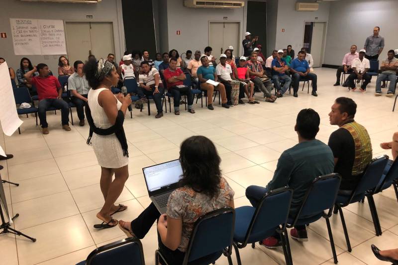 Representantes de 47 comunidades quilombolas de diversas regiões do Pará discutiram em Belém, durante dois dias, estratégias para elaboração do Cadastro Ambiental Rural (CAR) em seus territórios. A oficina foi promovida pelo governo do Estado, por meio da Secretaria de Estado de Meio Ambiente e Sustentabilidade (Semas) e do Programa Municípios Verdes (PMV), aprovado pelo Fundo Amazônia/Banco Nacional de Desenvolvimento Econômico e Social (BNDES). Embora o encontro – realizado na quarta-feira (09) e quinta (10) – tenha sido promovido pelas equipes técnicas da Semas e do PMV, os representantes quilombolas foram protagonistas.
FOTO: ASCOM PMV
DATA: 11.05.2018
BELÉM - PARÁ <div class='credito_fotos'>Foto: ASCOM PMV | <a href='/midias/2018/originais/cbd0c619-6c29-421a-afe0-668ba3534852.jpg' download><i class='fa-solid fa-download'></i> Download</a></div>