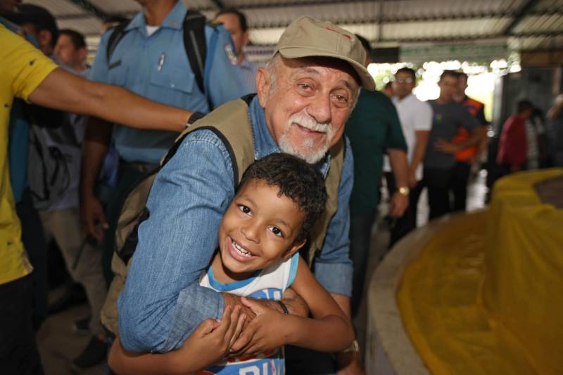 Onze municípios do sul e sudeste paraense recebem recursos do Estado para recuperar ruas e vicinais atingidas pelas enchentes e fortes chuvas que caem na região. Em agenda oficial nesta sexta-feira (6), o governador Simão Jatene (foto) assinou, pela manhã, no Parque de Exposições Valeu Boi Leilões, em Rio Maria, os convênios que garantem o repasse de cerca de R$ 4 milhões. As obras de caráter emergencial serão executadas pelas prefeituras em parceria com a Secretaria de Estado de Transportes (Setran). O objetivo é recuperar a trafegabilidade nessas localidades e assegurar o direito de ir e vir da população. Na manhã desta sexta, foram assinados nove convênios, com os municípios de Redenção, Pau D’Arco, São Félix do Xingu, Santa Maria das Barreiras, Tucumã, Água Azul do Norte, Xinguara, Bannach e Rio Maria. Além da Setran, participam da ação o Centro Regional de Governo do Sudeste do Pará e a Defesa Civil. “O valor do investimento em cada município vai depender da necessidade verificada pelas equipes do Estado e das prefeituras. O recurso não será usado para reconstruir vias, mas para restabelecer a trafegabilidade”, disse o secretário de Transportes, Kléber Menezes.
FOTO: ANTÔNIO SILVA / AG. PARÁ
DATA: 06.04.2018
RIO MARIA - PARÁ <div class='credito_fotos'>Foto: Antônio Silva/Ag. Pará | <a href='/midias/2018/originais/cbd13182-33ef-4311-91f4-35bf87302979.jpg' download><i class='fa-solid fa-download'></i> Download</a></div>