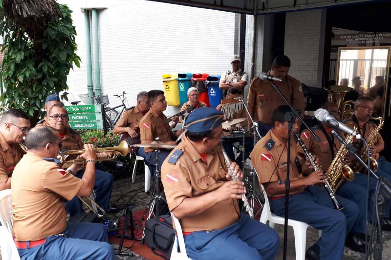 A campanha “Salvar Vidas Está no Meu Sangue”, promovida pelo Centro de Hemoterapia e Hematologia do Pará (Hemopa), que começou dia 24 deste mês, será encerrada neste sábado, 1° de dezembro, com programação especial que contará com sanduíche personalizado em homenagem ao doador de sangue, abraço simbólico ao prédio do hemocentro e campanha interna com jovens e pais do projeto “Escola da Vida” do Corpo de Bombeiros do Pará. Tudo será realizado ao longo do dia, de 7h30 às 17h.

FOTO: ASCOM HEMOPA
DATA: 30.11.2018
BELÉM - PARÁ <div class='credito_fotos'>Foto: Ascom Hemopa   |   <a href='/midias/2018/originais/cbd7b573-6d83-45ec-8fcf-86438b3f7523.jpg' download><i class='fa-solid fa-download'></i> Download</a></div>