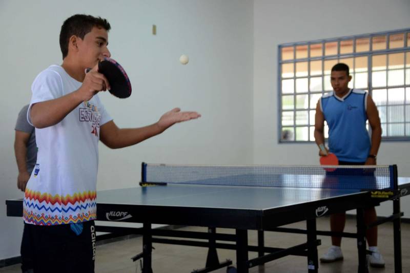 A programação das oficinas, enfatizando também a importância do futebol de 7 e do basquete em cadeira de rodas, destacou o papel da atividade física adaptada na promoção da qualidade de vida e melhoria do desenvolvimento biopsicossocial de pessoas com deficiência. O Núcleo de Esporte e Lazer oferta atualmente oito modalidades adaptadas: atletismo, bocha, goalball, futebol de 5, futebol de 7, natação, tênis em cadeira de rodas e tênis de mesa (foto).
FOTO: FERNANDO NOBRE / ASCOM SEDUC
DATA: 29.06.2018
MARABÁ - PARÁ <div class='credito_fotos'>Foto: FERNANDO NOBRE/ASCOM SEDUC | <a href='/midias/2018/originais/cbd880e8-62c9-41e1-9b1a-ecc8a6115d9a.jpg' download><i class='fa-solid fa-download'></i> Download</a></div>