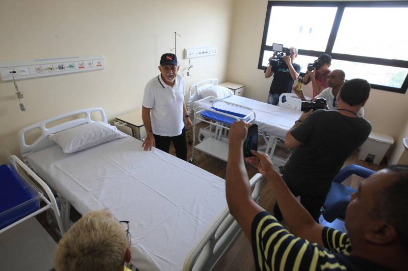 O governador Simão Jatene fez neste domingo (30), às 11 h, uma visita técnica (foto) às instalações do novo Hospital Abelardo Santos, no Distrito de Icoaraci, na Região Metropolitana de Belém. Como fez em Capanema (nordeste do Pará), no novo Hospital Regional dos Caetés, o governador convidou pessoas da comunidade para acompanhá-lo na visita. O objetivo foi mostrar à população que o hospital está pronto para ser inaugurado. "Alguns pequenos detalhes, obrigatórios para a entrada em funcionamento de qualquer hospital, ainda precisam ser feitos, como a assepsia dos ambientes e a calibragem dos equipamentos. Mas o ‘Abelardo’ está pronto, e já é o maior hospital da Região Metropolitana", disse o governador.

FOTO: CRISTINO MARTINS / AG. PARÁ
DATA: 30.12.2018
ICOARACI - PARÁ <div class='credito_fotos'>Foto: Cristino Martins/Ag. Pará   |   <a href='/midias/2018/originais/cbd8a30c-d850-4d2d-926d-7b8708178ee1.jpg' download><i class='fa-solid fa-download'></i> Download</a></div>