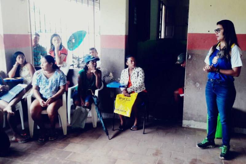 A Polícia Civil iniciou nesta quinta-feira (15) o Projeto Delegacia Itinerante Marajó, em Salvaterra, município do Arquipélago do Marajó. Realizado em parceria com a Secretaria Municipal de Promoção e Assistência Social de Salvaterra, o projeto tem por objetivo percorrer as principais comunidades rurais e quilombolas do município para expandir os serviços prestados pela Delegacia Especializada em Atendimento à Mulher (Deam), sediada em Soure, e que atende aos municípios do lado oriental do Marajó.
FOTO: ASCOM POLÍCIA CIVIL
DATA: 15.03.2018
SALVATERRA - PARÁ <div class='credito_fotos'>Foto: Ascom Polícia Civil | <a href='/midias/2018/originais/cbd8d5be-eed8-4ae0-a709-662536939284.jpg' download><i class='fa-solid fa-download'></i> Download</a></div>