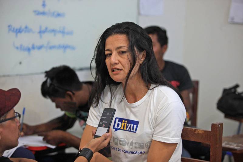 A abertura do olhar para novos caminhos e possibilidades. Assim são as oficinas do Biizu, projeto da Secretaria de Estado de Comunicação (Secom), que pelo segundo ano consecutivo ocorrem durante a Semana dos Povos Indígenas em São Félix do Xingu, no sudeste do Pará. Na sala de aula, na Escola Missão, centro da cidade, os olhares curiosos e atentos mostram o interesse dos participantes sobre as ferramentas usadas para contar uma história. Quanto o texto, a fotografia e o audiovisual se encontram, o resultado é um canal do qual comunidades carentes que, em geral, só querem ser ouvidas, podem se apropriar. Na foto, a coordenadora do Biizu na Semana dos Povos Indígenas, Érika Vilhena.
FOTO: RODOLFO OLIVEIRA / AG. PARÁ
DATA: 18.04.2018
SÃO FÉLIX DO XINGU - PARÁ <div class='credito_fotos'>Foto: Rodolfo Oliveira/Ag. Pará | <a href='/midias/2018/originais/cbd96c7a-5d08-4790-acd5-7854960f0a49.jpg' download><i class='fa-solid fa-download'></i> Download</a></div>