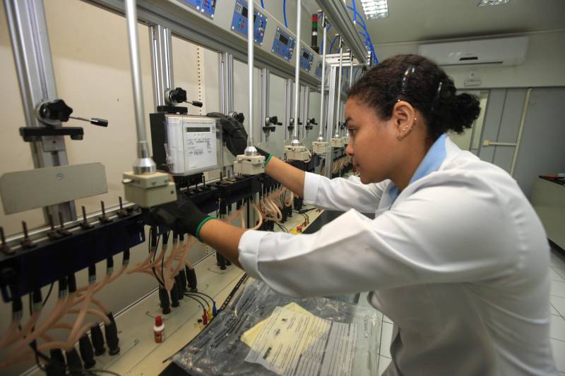 Outro órgão que trabalha na defesa do consumidor, mas dessa vez com atuação antes mesmo da venda ser concretizada, é o Imetropará, órgão delegado do Inmetro (Instituto Nacional de Metrologia, Qualidade e Tecnologia), integrante da Rede Brasileira de Metrologia Legal e Qualidade (RBMLQ/Inmetro). De acordo com dados do Imetropará, os medidores de energia elétrica (foto) são os mais demandados pela população na hora de solicitar uma vistoria do Instituto para atestar irregularidades, mas também são muito recorrentes os problemas com balanças.
FOTO: CARLOS SODRÉ / AG. PARÁ
DATA: 15.03.2018
BELÉM - PARÁ <div class='credito_fotos'>Foto: CARLOS SODRÉ / AG. PARÁ | <a href='/midias/2018/originais/cbece065-c387-46cc-832d-ad1a71d64603.jpg' download><i class='fa-solid fa-download'></i> Download</a></div>