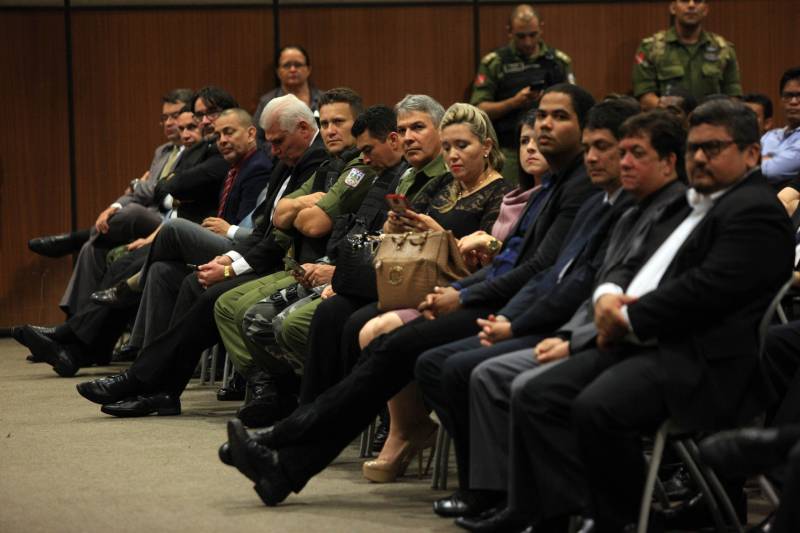 O Governo do Pará segue firme na política de prevenção e redução da criminalidade em todo o estado, com investimentos e o reforço de novos agentes que atuarão na segurança pública. Na tarde desta quinta-feira (22), os 474 aprovados em concurso público tomaram posse e receberam os equipamentos de trabalho. A cerimônia ocorreu no Hangar Convenções e Feiras da Amazônia, em Belém, e contou com a presença do governador Simão Jatene, entre outras autoridades.

FOTO: RODOLFO OLIVEIRA / AG. PARÁ
DATA: 22.03.2018
BELÉM - PARÁ <div class='credito_fotos'>Foto: Rodolfo Oliveira/Ag. Pará   |   <a href='/midias/2018/originais/cbf6c1ba-b5c2-4a7a-92f3-c3d8a547cead.jpg' download><i class='fa-solid fa-download'></i> Download</a></div>