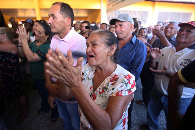 Também foram entregues nesta segunda (25) obras no distrito de Serra Pelada, em Curionópolis, sudeste do Estado. Uma das inaugurações foi a da Escola Estadual de Ensino Médio Joaquina Diamantina. A unidade de ensino teve investimento de R$ 220 mil em serviços nas redes elétrica e hidráulica, além de pintura, melhoria do forro e cobertura, assim como parte do piso, muro e calçada. Fundada em 1989, a escola foi praticamente reconstruída para atender com qualidade os 232 estudantes, nos turnos da tarde e à noite. São três salas de aula; bloco administrativo (sala da direção, sala dos professores e secretaria); uma copa cozinha, uma dispensa para armazenamento de alimentos da merenda escolar e banheiros masculino, feminino e de pessoa com deficiência (PCD). Em Curionópolis, o governador também entregou a pavimentação asfáltica de quatro quilômetros de vias urbanas, uma parceria com a Prefeitura de Curionópolis, dentro do Programa Asfalto na Cidade. Para esta obra, foram destinados R$ 1,7 milhão, que incluem serviços em terra, sub-base e base, pavimentação em CBUQ (Concreto Betuminoso Usinado a Quente) de três centímetros de espessura, meio-fio de concreto com lâmina d’água e sinalização horizontal. Curionópolis é um dos 99 municípios paraenses que assinaram com o governo o Termo de Asfalto, sendo que 33 já iniciaram as obras. Somados, os termos garantirão 529,6 km de pavimentação de vias urbanas – um investimento total de quase R$ 255 milhões do Tesouro Estadual.
FOTO: THIAGO GOMES / AG. PARÁ
DATA: 25.06.2018
CURIONÓPOLIS - PARÁ <div class='credito_fotos'>Foto: Thiago Gomes /Ag. Pará | <a href='/midias/2018/originais/cbf9d533-d412-419e-94a8-e600a48d521f.jpg' download><i class='fa-solid fa-download'></i> Download</a></div>