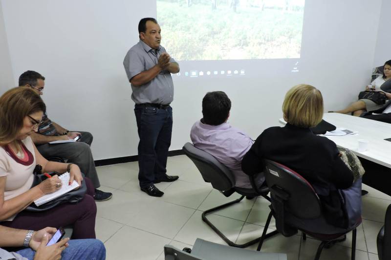 Trabalhar toda a cadeia de um produto, indo às vezes da semente (seleção e melhorias genéticas), passando pela indústria (desenvolvimento de máquinas e equipamentos e também de novos produtos) até chegar ao consumidor final: estes são os passos fundamentais do funcionamento eficiente de um Arranjo Produtivo Local (APL), discutidos pelo Núcleo Estadual de APL’s em reunião na manhã desta quarta-feira, 21, na Secretaria de Estado de Desenvolvimento Econômico, Mineração e Energia (Sedeme).
FOTO: ASCOM SEDAP
DATA: 21.02.2018
BELÉM - PARÁ <div class='credito_fotos'>Foto: Ascom Sedap | <a href='/midias/2018/originais/cbfb3390-90f3-46ba-b756-48c7ca62e262.jpg' download><i class='fa-solid fa-download'></i> Download</a></div>
