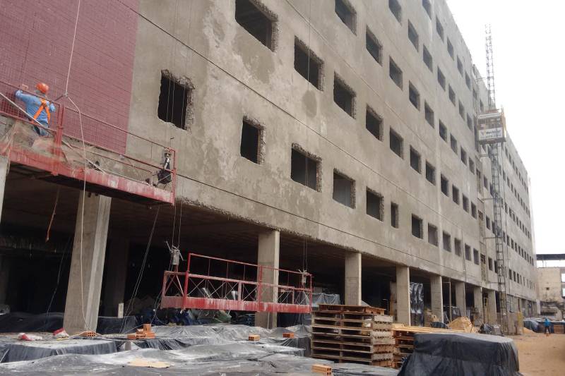 A obra de construção do Hospital Regional Público do Tapajós, em Itaituba, está com 100% de estrutura concluída nos seis pavimentos, projeto de iniciativa do Governo do Estado e coordenação da Secretaria de Estado de Desenvolvimento Urbano e Obras Públicas – Sedop.
FOTO: ASCOM SEDOP
DATA: 21.05.2018
ITAITUBA - PARÁ <div class='credito_fotos'>Foto: Ascom Sedop | <a href='/midias/2018/originais/cc08c2e4-808e-4de9-92e9-0c196ad756dc.jpg' download><i class='fa-solid fa-download'></i> Download</a></div>