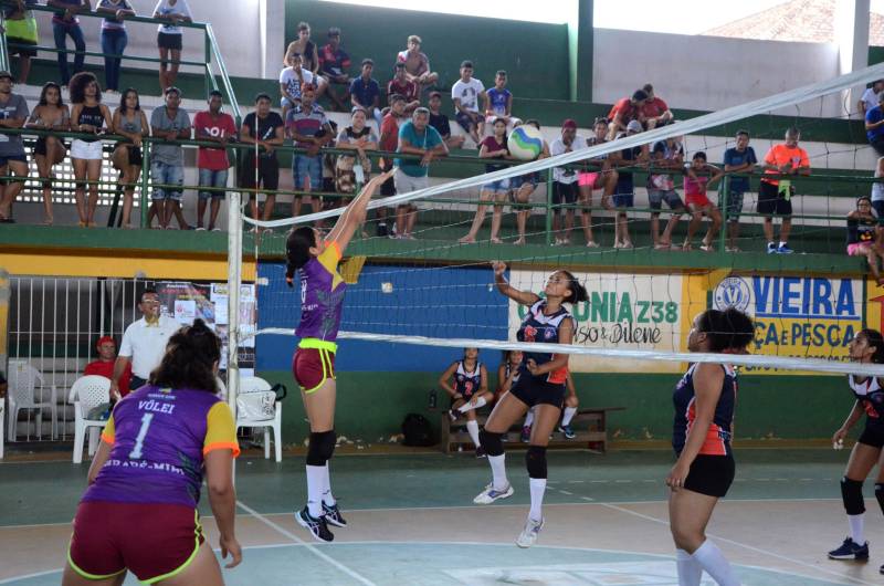 A Regional Mocajuba dos Jogos Estudantis Paraenses (JEPs), que ocorreu de 16 a 20 deste mês reunindo municípios do Baixo Tocantins, foi encerrada com festa no final de semana, pelos atletas que garantiram vagas na Etapa Estadual da competição, marcada para o período de 19 a 22 de junho, na Arena Guilherme Paraense, em Belém, com as finais transmitidas ao vivo pela TV Cultura do Pará. Na foto, modalidade Voleibol Feminino/Categoria B - Município de Igarapé-Miri/Escola Estadual Manoel Antônio de Castro
FOTO: ELISEU DIAS / ASCOM SEDUC
DATA: 20.05.2018
MOCAJUBA - PARÁ <div class='credito_fotos'>Foto: Eliseu Dias / Ascom Seduc | <a href='/midias/2018/originais/cc0ad851-add3-483e-b680-26abd7b46ce0.jpg' download><i class='fa-solid fa-download'></i> Download</a></div>