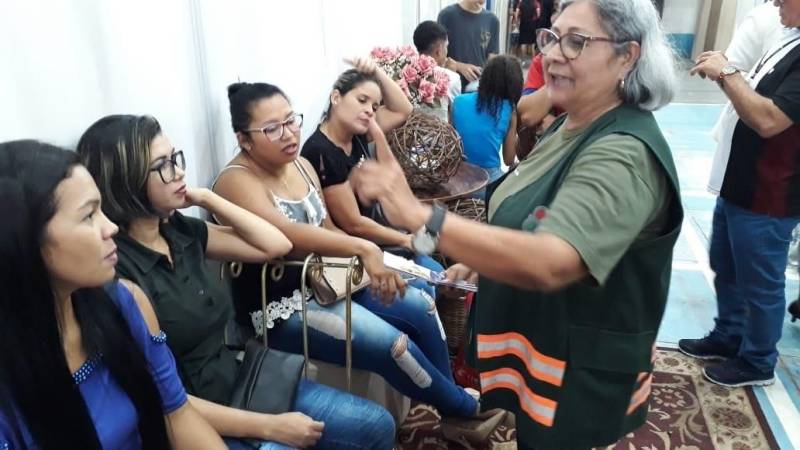 A Coordenadoria de Educação do Detran participa da IV Feira do Livro do município de Marituba (foto), na Região Metropolitana de Belém. O convite partiu da Diretoria Municipal de Trânsito (Diretran) em função da parceria mantida com a autarquia estadual em ações anteriores. Uma média de 200 estudantes foram abordados pela equipe composta por quatro servidores do departamento. A coordenadora do grupo,Leila Santos, explica que o foco do trabalho do Detran são os estudantes do município que estão marcando presença nos estandes de venda do Livro. “ Eles são muito receptivos. Escutam atentamente nossas orientações.  Fazem perguntas. Os adolescentes questionam com frequência sobre idade mínima para a retirada da habilitação. Explicamos que no Brasil, somente com 18 anos é permitido ao adolescente tirar a CNH”. 

FOTO: ASCOM / DETRAN
DATA: 08.12.2018
MARITUBA - PARÁ
 <div class='credito_fotos'>Foto: ASCOM DETRAN   |   <a href='/midias/2018/originais/cc0f2526-aac8-4e2d-a267-dd326e36d135.jpg' download><i class='fa-solid fa-download'></i> Download</a></div>