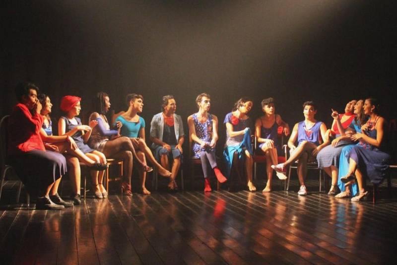 O espetáculo “Ave, Marias!” é um dos projetos premiados pelo edital Pauta Livre 2018 e será apresentado na quarta-feira (14), no Teatro Margarida Schivasappa, da Fundação Cultural do Pará (FCP), às 20h. A apresentação é em comemoração aos 10 anos do Grupo de Dança Moderno em Cena. O Balé conta a história de 13 “Marias” completamente diferentes umas das outras. A diretora de coreografia do grupo, Luiza Monteiro teve a ideia de montar a coreografia após participar das comemorações do ano Mariano da Igreja Católica. Entretanto, garante que o espetáculo não tem um cunho religioso. “Refleti sobre a história de Maria. Quantas mulheres ‘Marias’ estão aí fora? Me questionei sobre isso sem fazer, necessariamente, alusão à religião”, conta.
FOTO: ASCOM / FCP
DATA: 13.03.2018
BELÉM - PARÁ
<div class='credito_fotos'>Foto: ASCOM FCP | <a href='/midias/2018/originais/cc26415e-dcba-46bc-9ea4-07bcc8e6344c.jpg' download><i class='fa-solid fa-download'></i> Download</a></div>