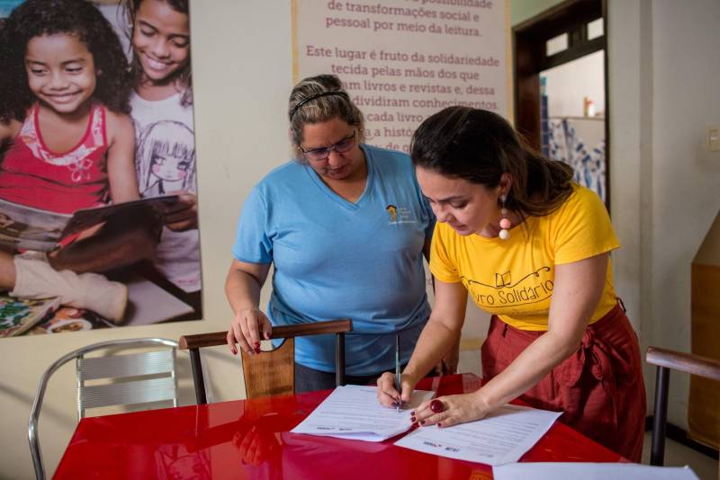 Crianças atendidas pela Casa de Apoio a Crianças com Câncer, Menino Jesus III ganharam, na manhã desta quinta-feira (29), um Espaço de Leitura do projeto Livro Solidário, coordenado pela Imprensa Oficial do Estado (IOE) e Núcleo de Articulação e Cidadania (NAC), do Governo do Estado. A Casa fica na Travessa Castelo Branco, no bairro de São Brás, em Belém. Na foto, o coordenadora do Livro Solidário, Carmen Palheta.

FOTO: FERNANDO SETTE CÂMARA / ASCOM IOE
DATA: 29.11.2018
BELÉM - PARÁ <div class='credito_fotos'>Foto: FERNANDO SETTE CÂMARA / ASCOM IOE   |   <a href='/midias/2018/originais/cc28c150-5e66-4356-a012-ae6807617843.jpg' download><i class='fa-solid fa-download'></i> Download</a></div>